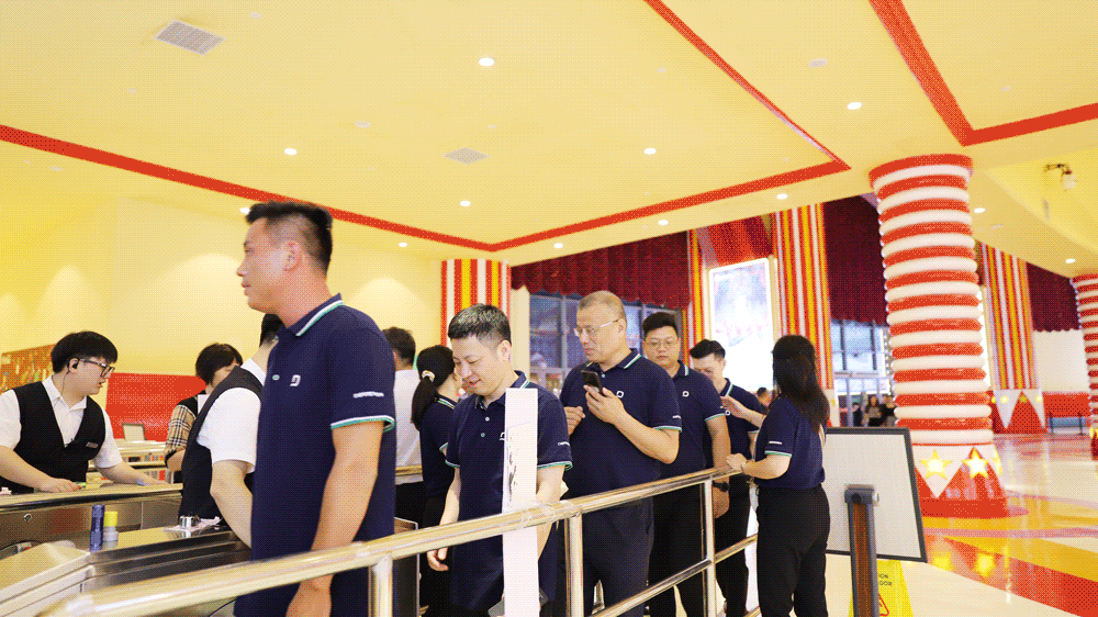 1696380206892294.gif 進(jìn)入大馬戲會(huì)場1.gif